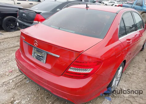 2013 Mercedes-Benz C 250 z USA, uszkodzony, nr VIN WDDGF4HBXDR263873